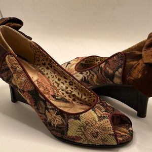 Vintage Kenzie Tapestry heels, embellished with a satin bow. Size 6.